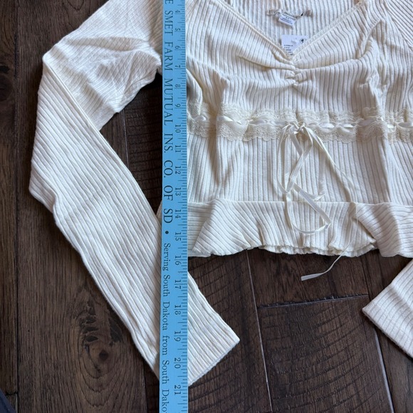 Urban Outfitters Kimchi Blue NWT Ivory Ribbed Lace Trim Top Long Sleeve Medium - Picture 2 of 5